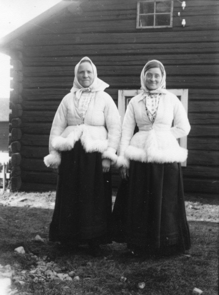 1917 Mor och dotter i kasung