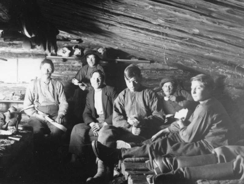 1917 Interiör i timmerkoja i Hållen