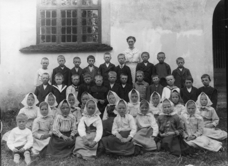 1917 Skolbarn med lärarinnan Hulda