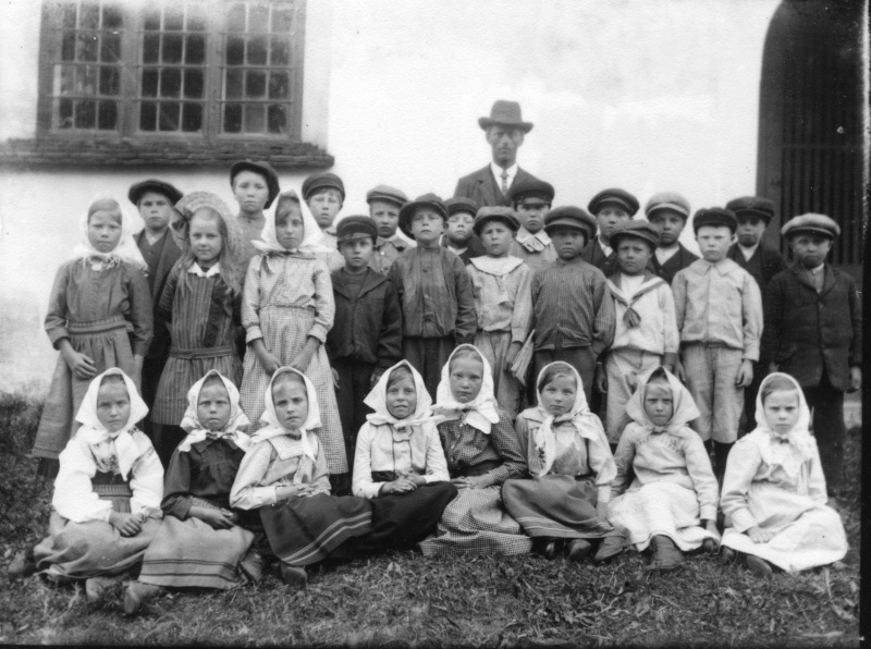 1917 Skolbarn med läraren Anders Lundén