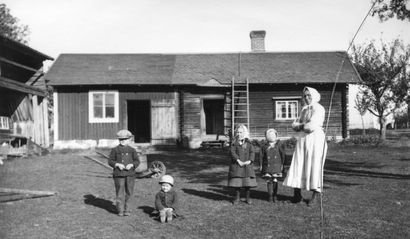 1919 Ute på Håll Nils Mattssons gård i Kulåra