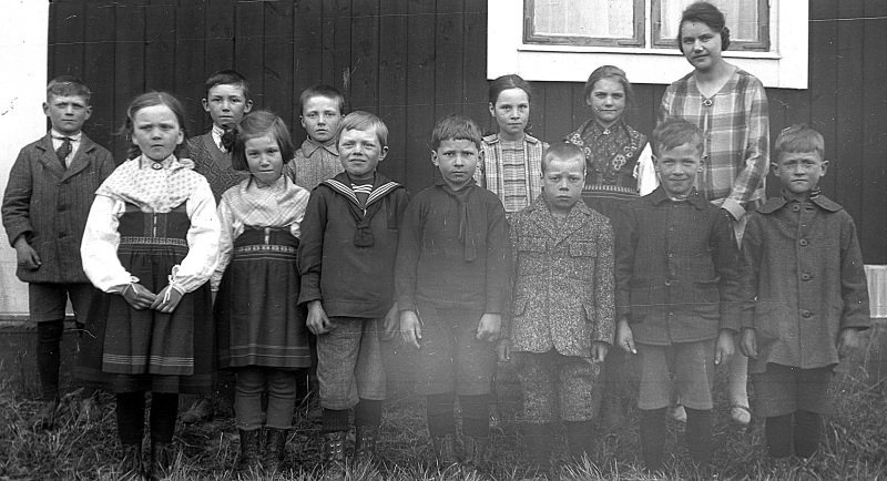 Skolklass i Utanmyra födda  ca 1919