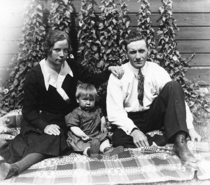 1932 Karin med man och barn