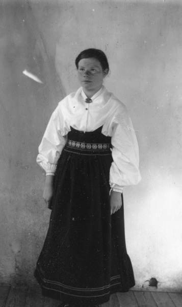 1921 Håll Anna i konfirmationsdräkt