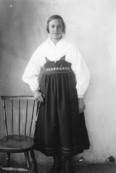 1923 Maria högtidsklädd