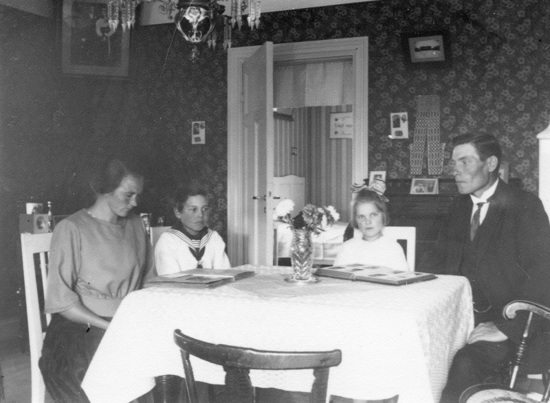 1924 Dunder Per Persson´s familj i stugan