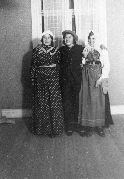 1931 Amus Karin, Löv Anna och Ryss Karin