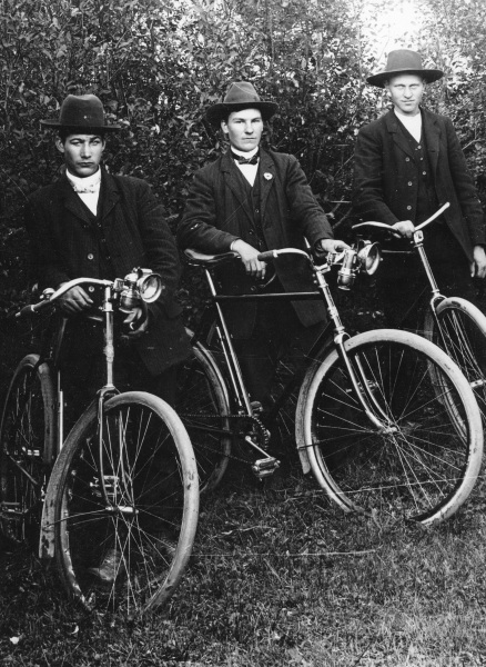 Tre cyklande män