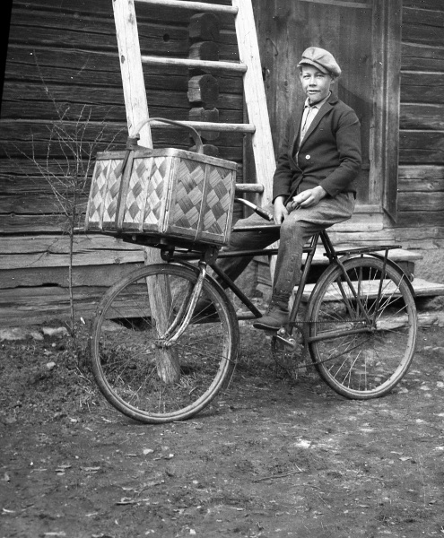 Fritz säljer bröd från cykeln