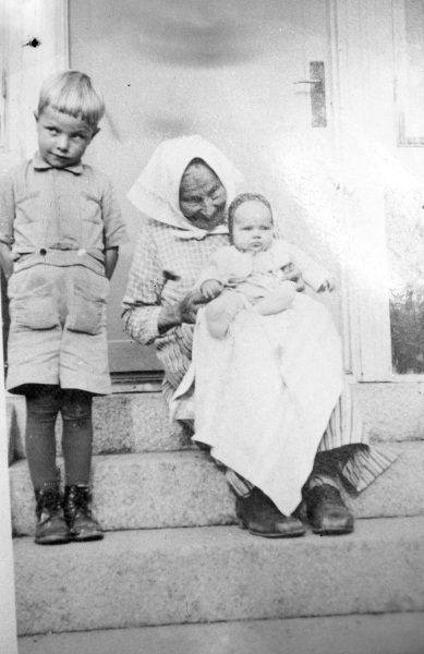 Rulljugås Anna med barnbarnsbarn