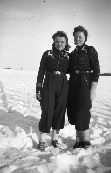 Två flickor i snön