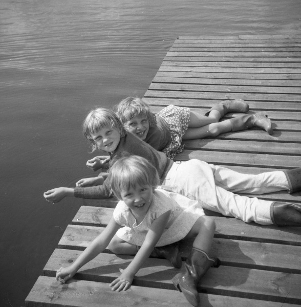 Tre barn på bryggan
