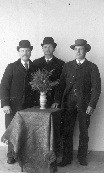 Tre män i hatt