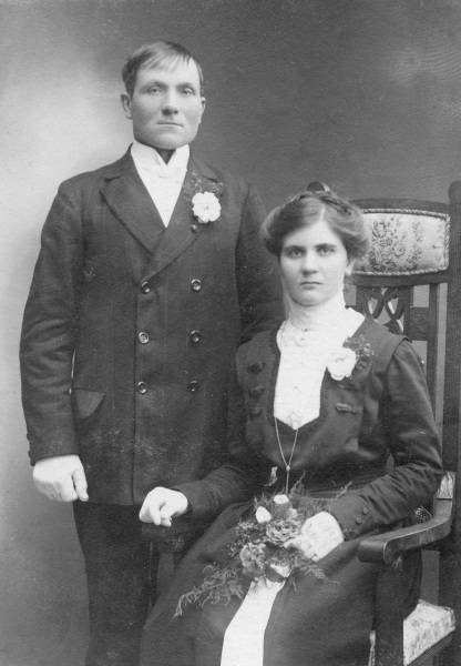 Bröllopsfoto på Svarf Jöns och Bus Karin 1912