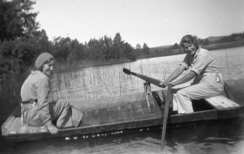 Två flickor i roddbåt