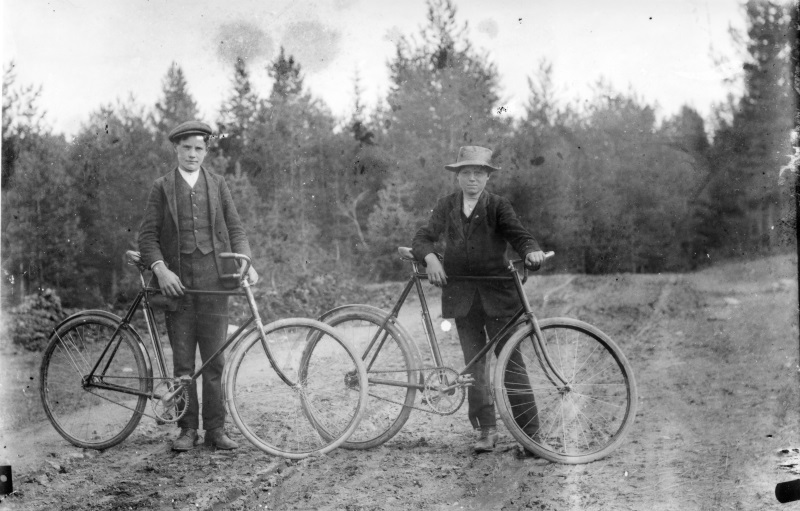 Två pojkar med cyklel