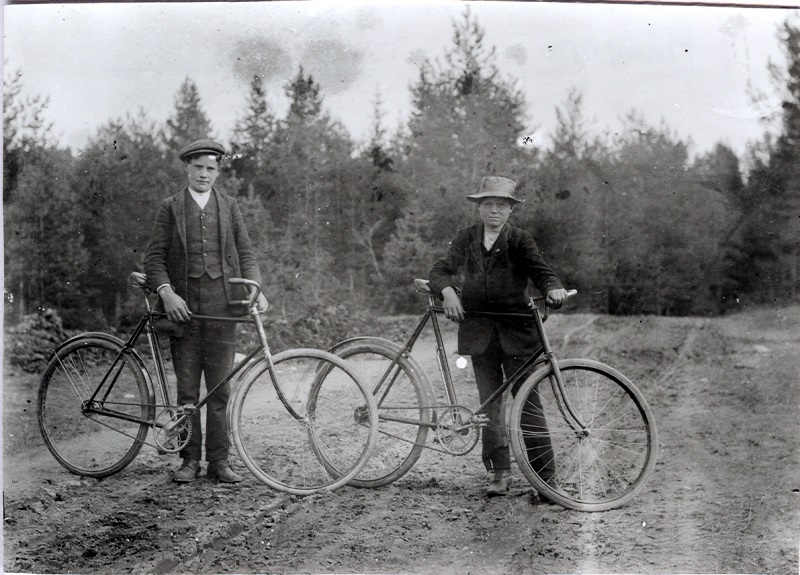 Två cyklister i Mångbro