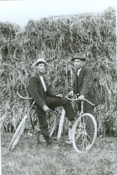 Pojkar på cykel