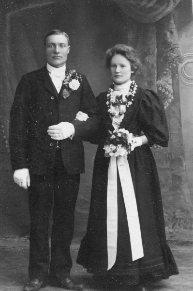 Lars och Anna gifter sig 1908