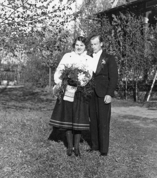 Anna och Helle gifter sig 1939