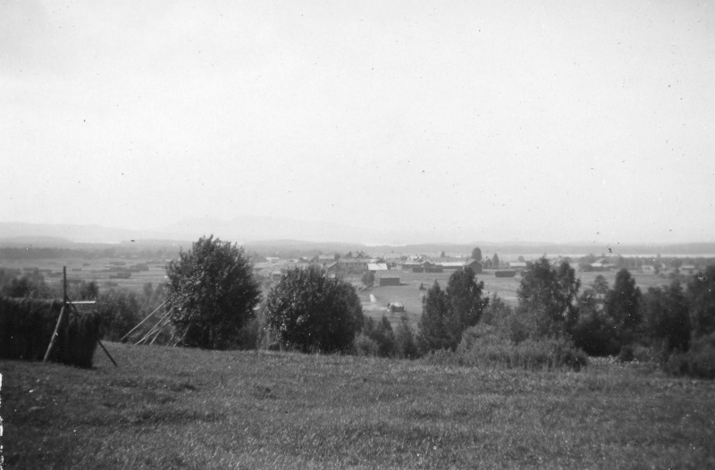 Utsikt mot Utanmyra by från Bjersåkern