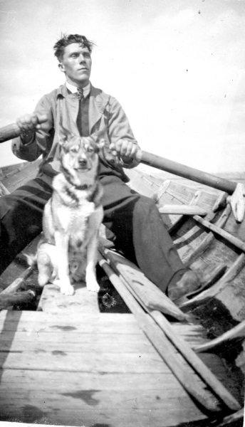 Karl och hund på båttur