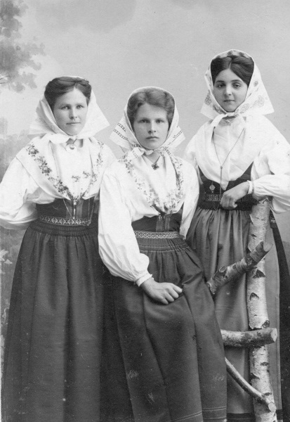 Anna och två kvinnor från Färnäs