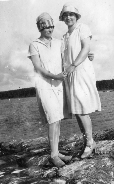 Två flickor vid sjön