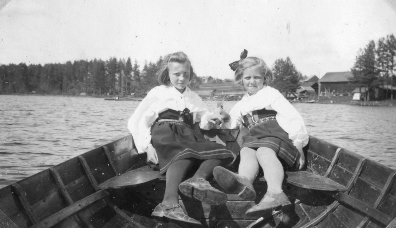 Alice och Aina i båten