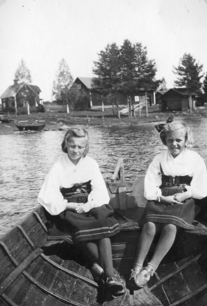 Alice och Aina i båten