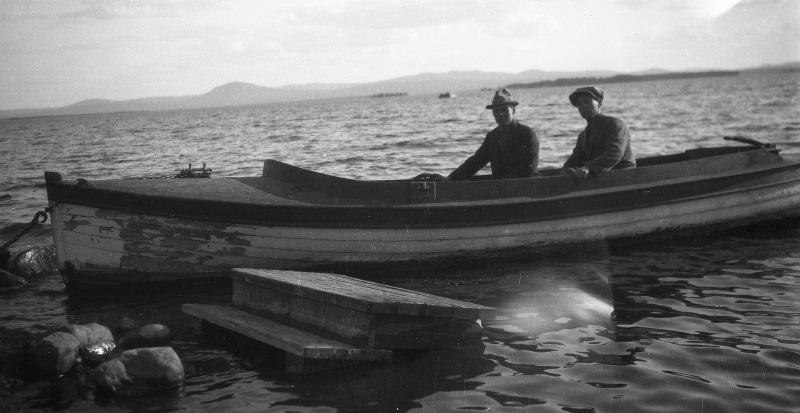 Två män i båt