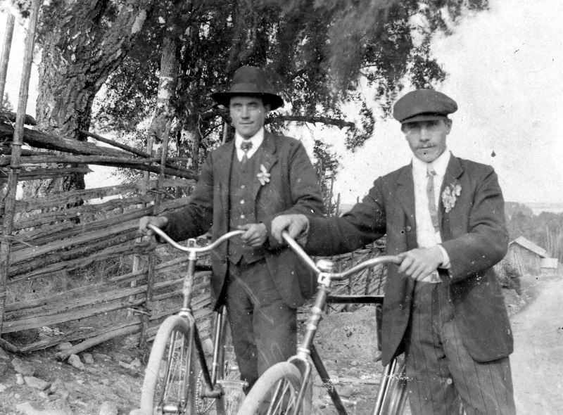 Två  män med cykel