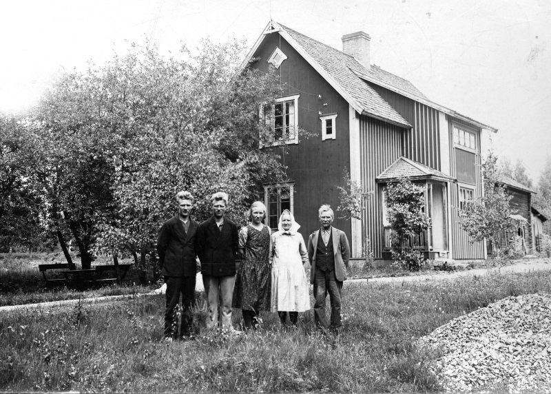Påls Mats Ersson’s Familj framför Pålsgard i Häradsarvet