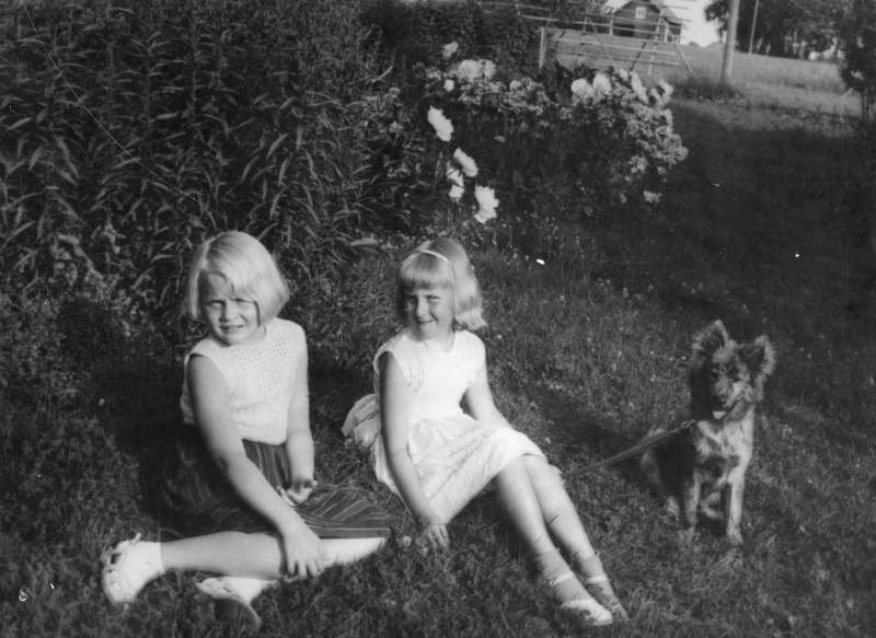 Två flickor och en hund