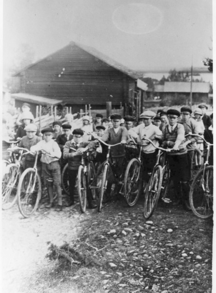 Pojkar på cykel
