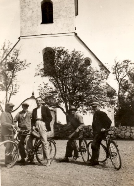 På cykel framför kyrkan
