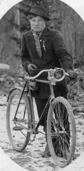 Dunder Karl på cykel 1916