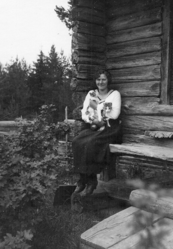 Kvinna med kattungar