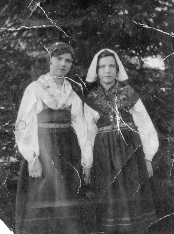 Två flickor sommaren 1927