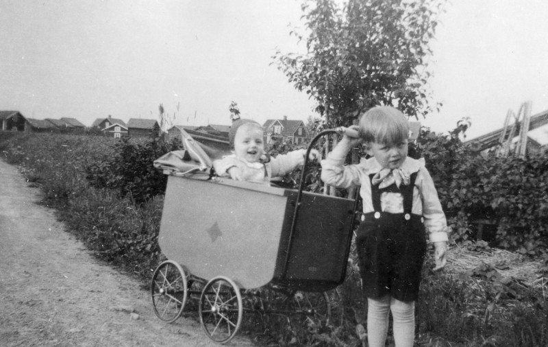 Pojke med barnvagn