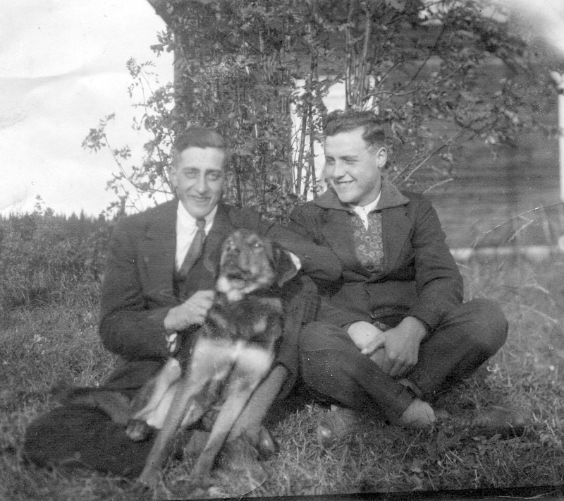 Två män och en hund